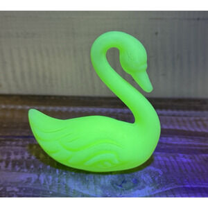 Vintage Fenton Satin Custard Uranium Glass Swan Figurine 4.25" Tall